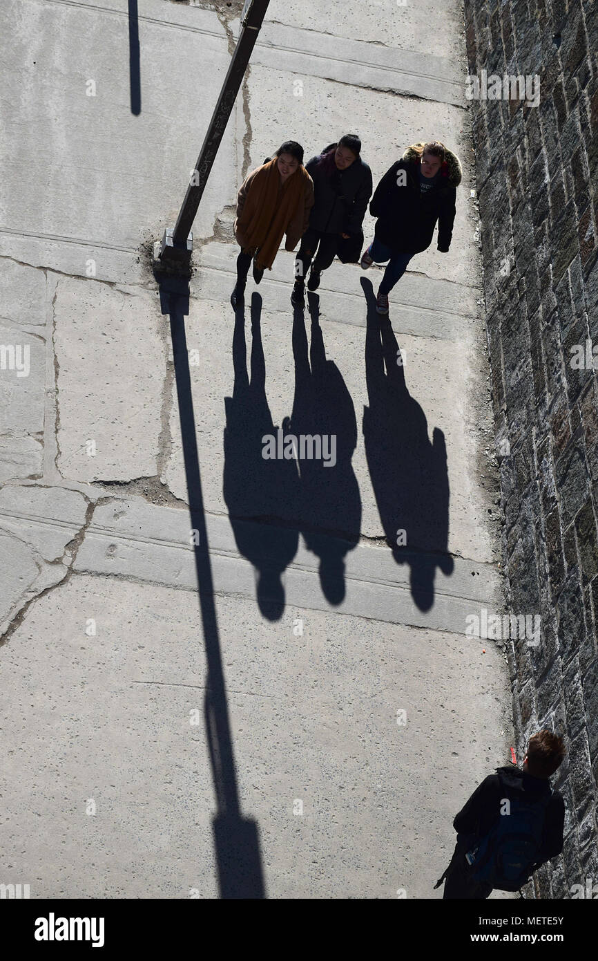 Balade sur la Place d'Youville dans le Vieux-Québec sur un après-midi ensoleillé. Tiré depuis les remparts à St John Gate. Banque D'Images