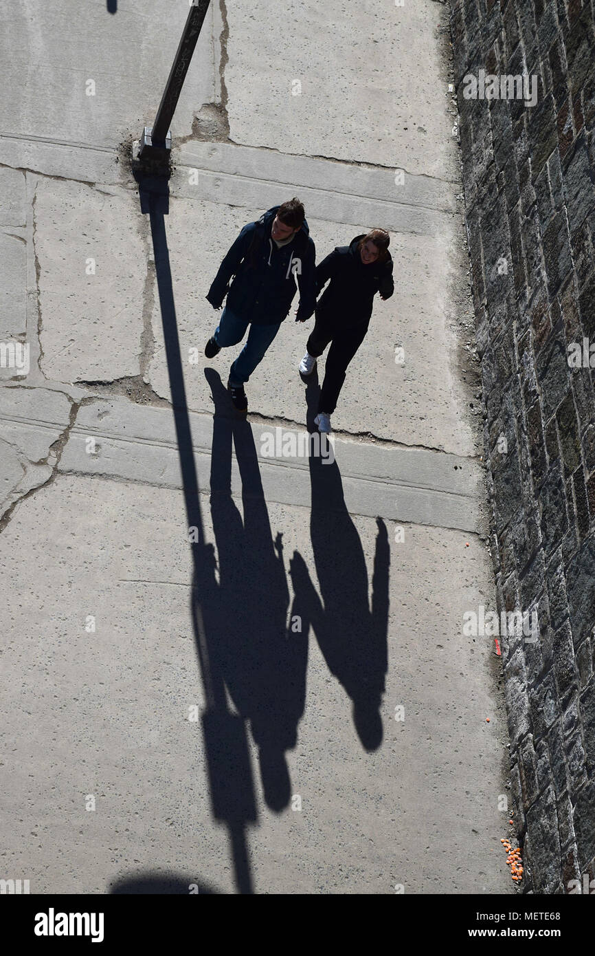 Balade sur la Place d'Youville dans le Vieux-Québec sur un après-midi ensoleillé. Tiré depuis les remparts à St John Gate. Banque D'Images