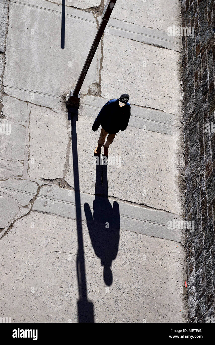 Balade sur la Place d'Youville dans le Vieux-Québec sur un après-midi ensoleillé. Tiré depuis les remparts à St John Gate. Banque D'Images