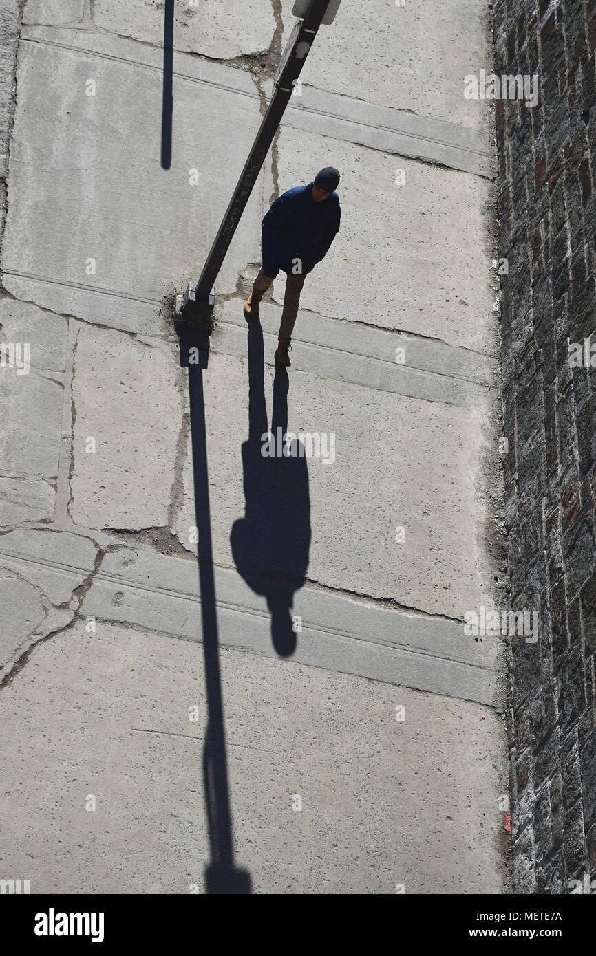 Balade sur la Place d'Youville dans le Vieux-Québec sur un après-midi ensoleillé. Tiré depuis les remparts à St John Gate. Banque D'Images