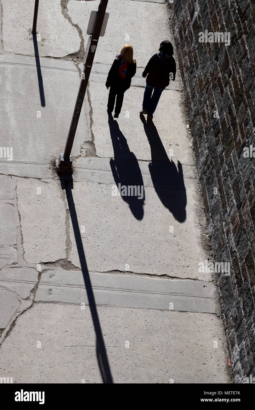 Balade sur la Place d'Youville dans le Vieux-Québec sur un après-midi ensoleillé. Tiré depuis les remparts à St John Gate. Banque D'Images