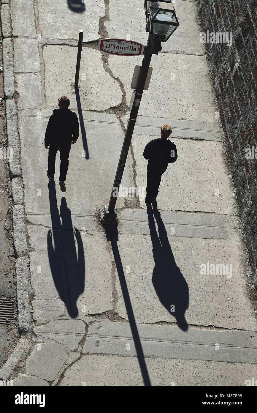 Balade sur la Place d'Youville dans le Vieux-Québec sur un après-midi ensoleillé. Tiré depuis les remparts à St John Gate. Banque D'Images