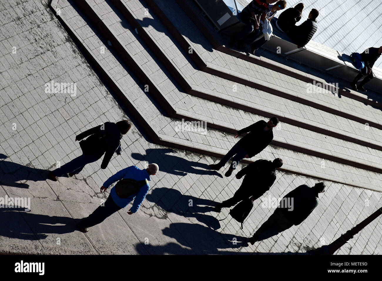 Balade sur la Place d'Youville dans le Vieux-Québec sur un après-midi ensoleillé. Tiré depuis les remparts à St John Gate. Banque D'Images