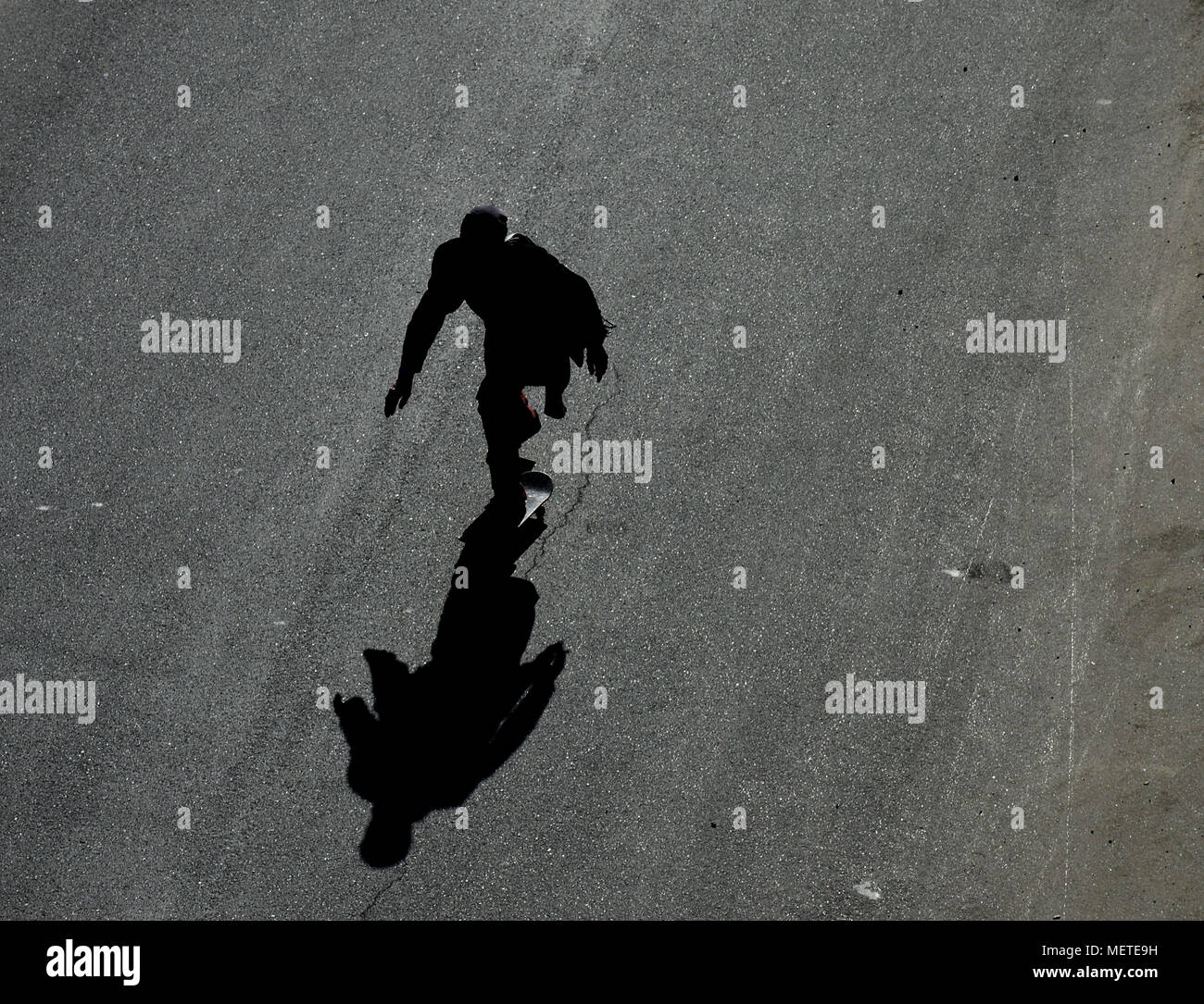 La planche à roulettes à la place d'Youville dans le Vieux-Québec sur un après-midi ensoleillé. Tiré depuis les remparts à St John Gate. Banque D'Images