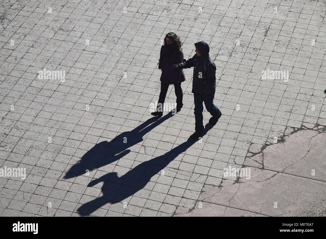 Balade sur la Place d'Youville dans le Vieux-Québec sur un après-midi ensoleillé. Tiré depuis les remparts à St John Gate. Banque D'Images