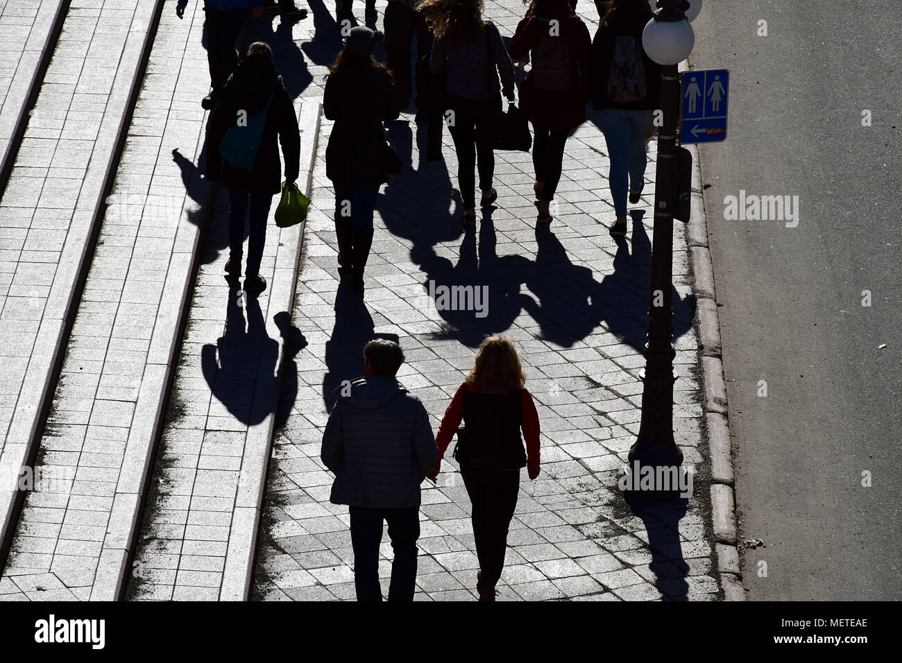 Balade sur la Place d'Youville dans le Vieux-Québec sur un après-midi ensoleillé. Tiré depuis les remparts à St John Gate. Banque D'Images