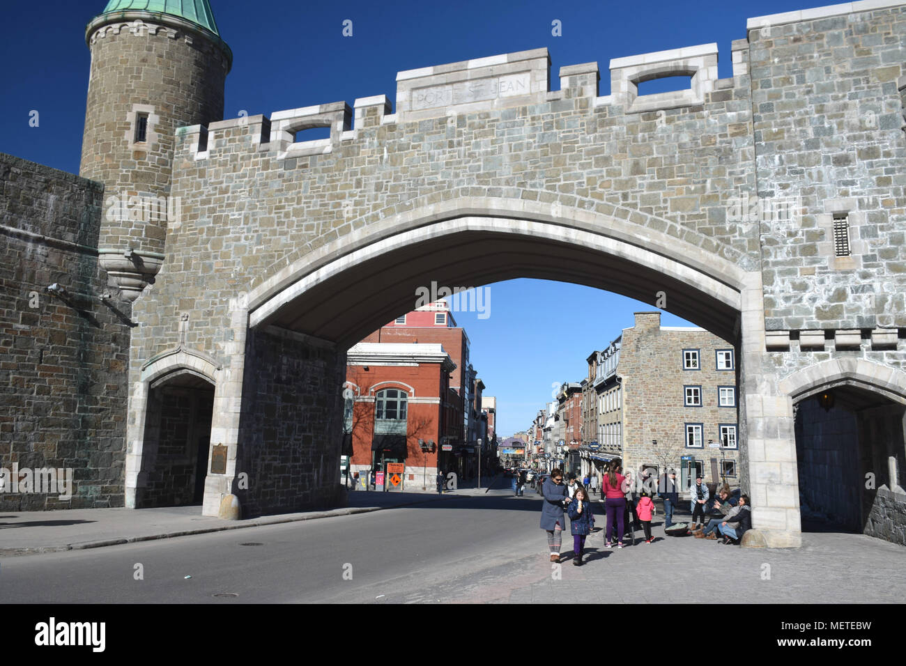 La porte St Jean dans le Vieux Québec, une destination populaire en plein cœur de la ville et de l'Unesco un lieu historique désigné. Banque D'Images