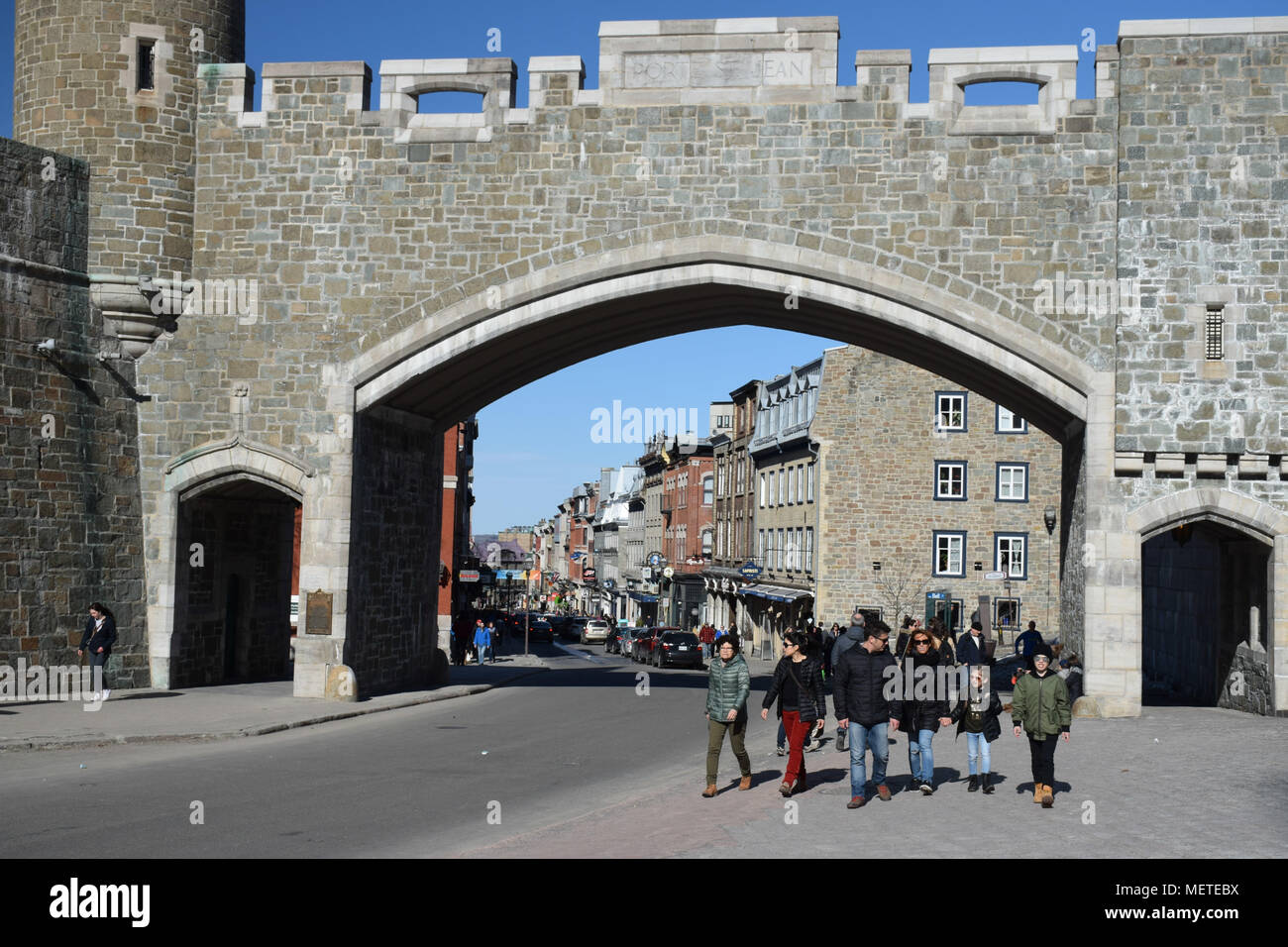 La porte St Jean dans le Vieux Québec, une destination populaire en plein cœur de la ville et de l'Unesco un lieu historique désigné. Banque D'Images