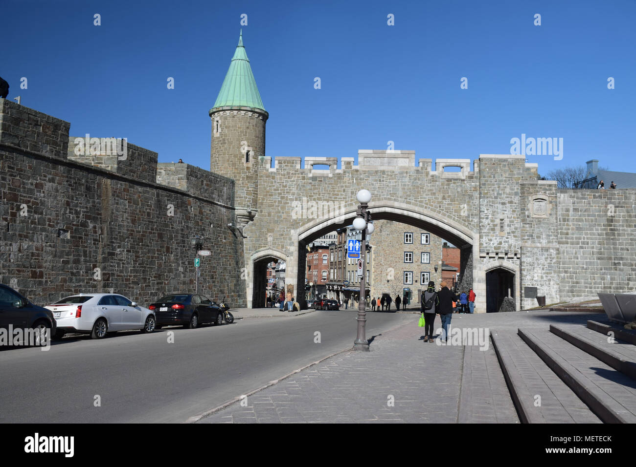 La porte St Jean dans le Vieux Québec, une destination populaire en plein cœur de la ville et de l'Unesco un lieu historique désigné. Banque D'Images