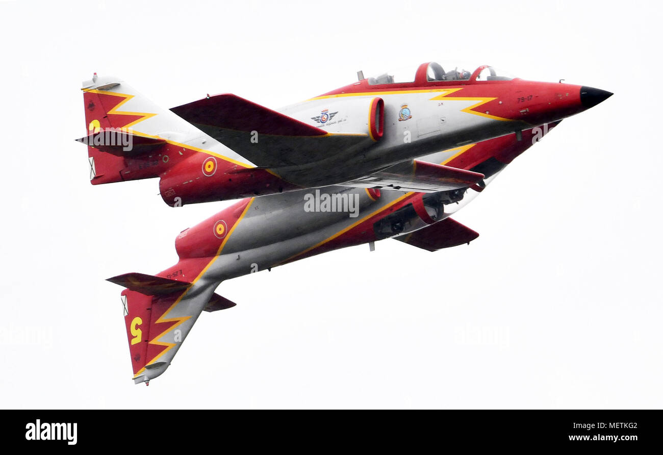 23 avril 2018, l'Allemagne, Schönefeld : deux jets de l'espagnol Patrulla Aguila pratique un élément de leur spectacle aérien. Environ 200 appareils de vol doivent être présentés à l'ILA Berlin Air Show 2018. Les organisateurs de l'événement s'attendent à ce que plus de 150,000 visiteurs. L'ILA a lieu du 25 avril au 29 avril 2018. Photo : Ralf Hirschberger/dpa Banque D'Images