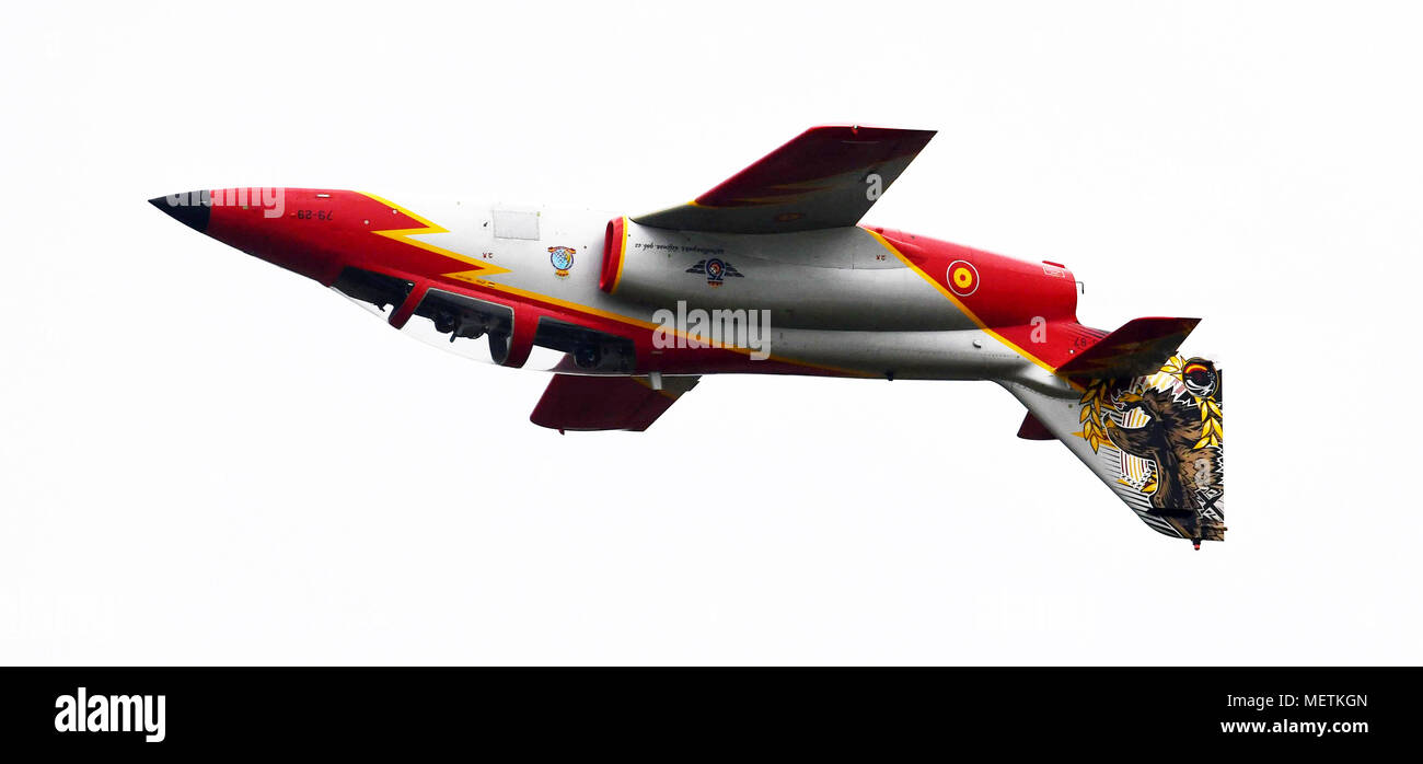 23 avril 2018, l'Allemagne, Schönefeld : un jet d'Espagnol la Patrulla Aguila pratique un élément d'un spectacle aérien. Environ 200 appareils de vol doivent être présentés à l'ILA Berlin Air Show 2018. Les organisateurs de l'événement s'attendent à ce que plus de 150,000 visiteurs. L'ILA a lieu du 25 avril au 29 avril 2018. Photo : Ralf Hirschberger/dpa Banque D'Images