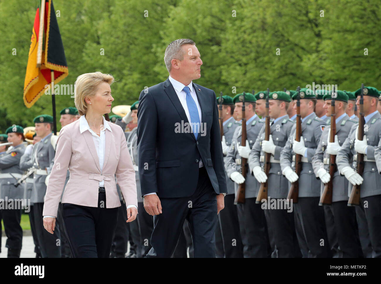 23 avril 2018, Allemagne, Berlin : Ursula von der Leyen, de l'Union chrétienne-démocrate (CDU), le ministre allemand de la Défense, reçoit son homologue autrichien Mario Kunasek avec honneurs militaires. Photo : Wolfgang Kumm/dpa Banque D'Images