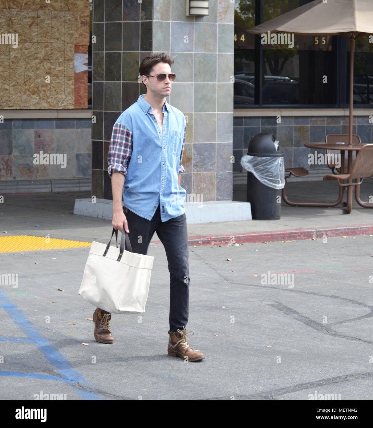Los Angeles, CA, USA. Apr 21, 2018. Ryan McCartan dehors et environ dans la région de Los Angeles sur une belle journée de shopping. Credit : poinçon de médias/Alamy emblématique Live News Banque D'Images