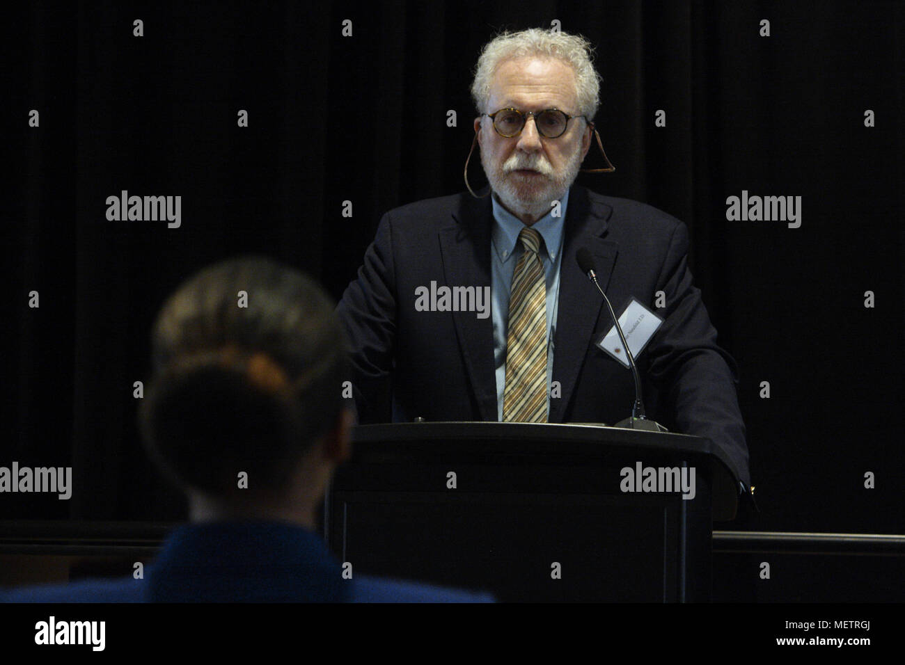 23 avril 2018 - College Park, Maryland, États-Unis - Peter Neufeld, co-fondateur et co-directeur de l'Innocence Project, a posé une question lors de la 2e Journée annuelle de la justice sociale, qui a eu lieu dans la colonie de bal de l'Adele H. Stamp Student Union à l'Université du Maryland à College Park, MD. (Crédit Image : © Evan Golub via Zuma sur le fil) Banque D'Images