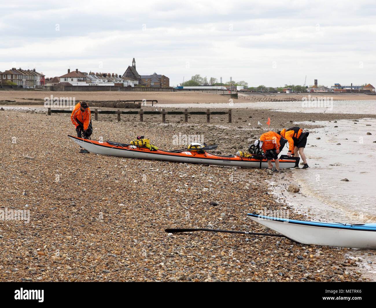 Sheerness, Kent, UK. 23 avril, 2018. Deux filles d'Oxford - Kate Culverwell (19) et Anna Blackwell (24) - sont 'kayak le continent' de Londres à la mer Noire pour le cancer du pancréas l'action, une première mondiale dans un kayak tandem et 4000km, 13 pays et 4 capitales. L'expédition est de recueillir des fonds pour le cancer du pancréas l'action dans la mémoire de Kate's père, David Culverwell. Aujourd'hui, ils sont arrivés à l'île de Sheppey Sailing Club à 2h00 après avoir quitté Gravesend ce matin. Ils ont quitté Londres sur leur voyage épique le samedi. Credit : James Bell/Alamy Live News Banque D'Images