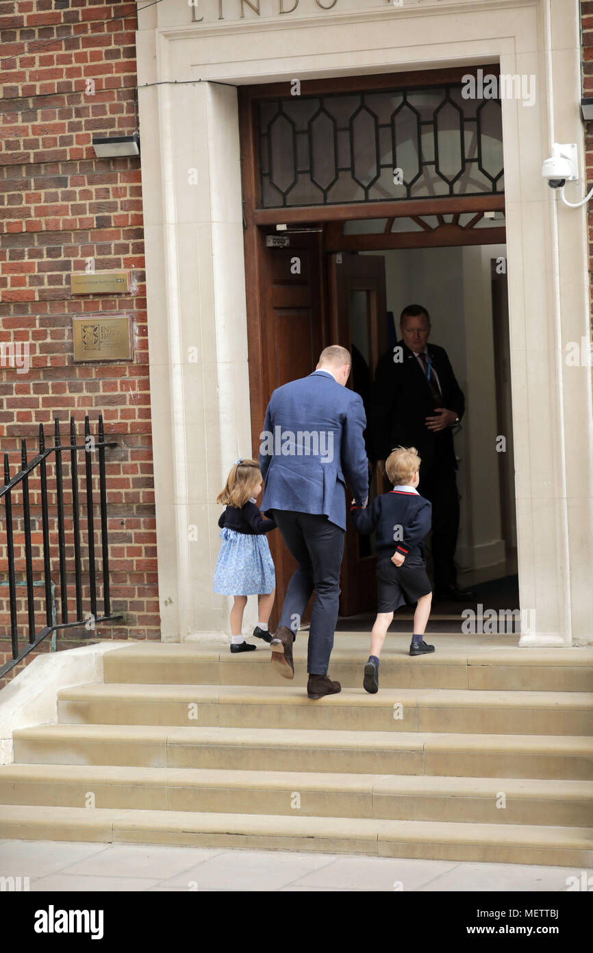 Londres, Royaume-Uni. 23 avril, 2018. S.a.r. le Prince William, duc de Cambridge revient à l'aile Lindo avec la Princesse Charlotte et du Prince George pour visiter la duchesse de Cambridge et de rencontrer leur nouveau bébé frère. Credit : Amanda rose/Alamy Live News Banque D'Images