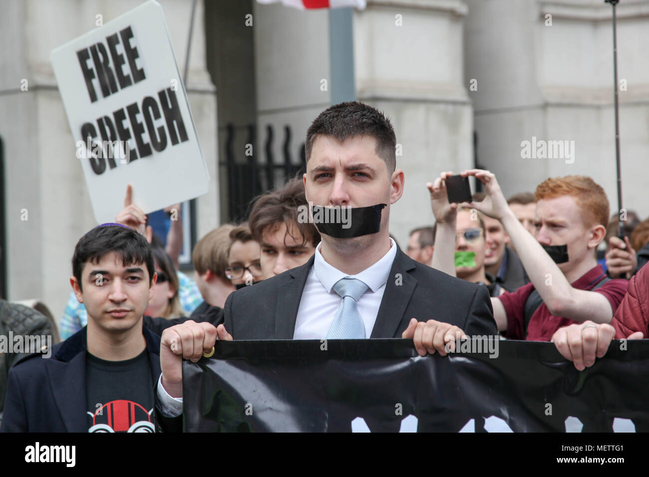 Londres, Royaume-Uni. 23 avril, 2018. Manifestant se couvrir la bouche avec du ruban adhésif noir comme une action d'appeler à la liberté d'expression Crédit : Alex Cavendish/Alamy Live News Banque D'Images