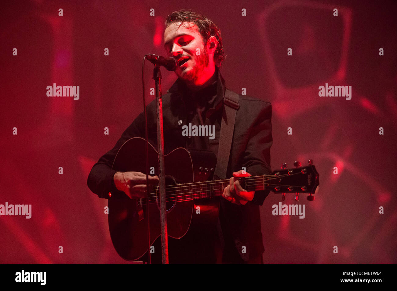 Milan Italie. 22 avril 2018. Le groupe de rock anglais editors effectue sur scène à Mediolanum Forum dans le seul italien date de leur tournée 'violence' Credit : Rodolfo Sassano/Alamy Live News Banque D'Images