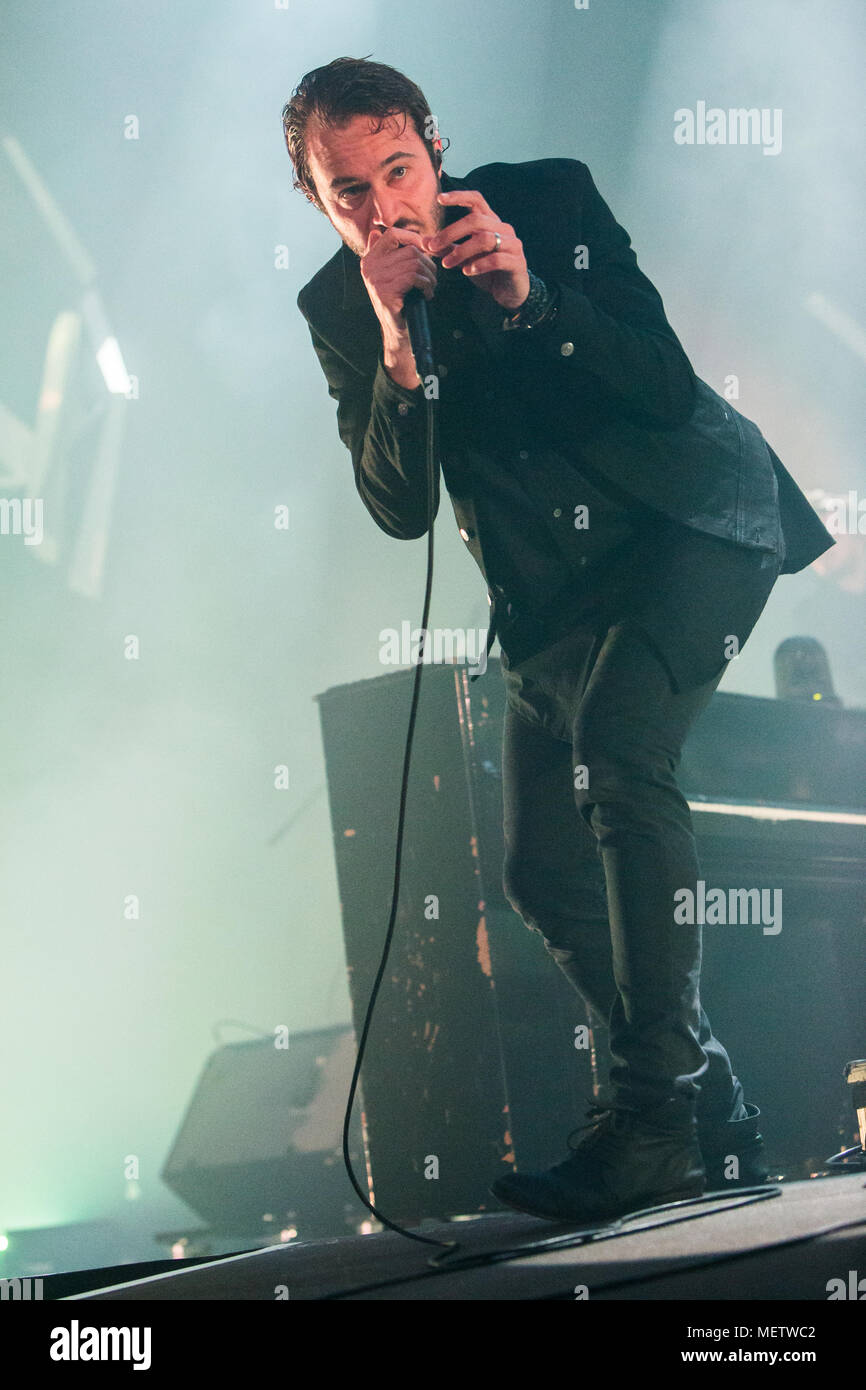 Milan Italie. 22 avril 2018. Le groupe de rock anglais editors effectue sur scène à Mediolanum Forum dans le seul italien date de leur tournée 'violence' Credit : Rodolfo Sassano/Alamy Live News Banque D'Images