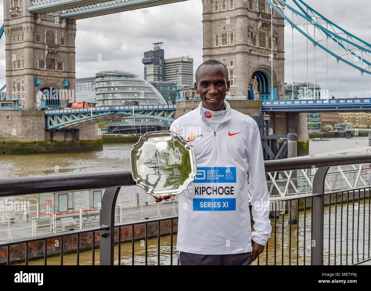 Londres, Royaume-Uni. 23 avril, 2018. Eliud Kipchoge (KEN) chez Winners présentation après le Virgin Money 2018 Marathon de Londres le lundi 23 avril 2018. Londres, Angleterre. Credit : Taka Wu/Alamy Live News Banque D'Images