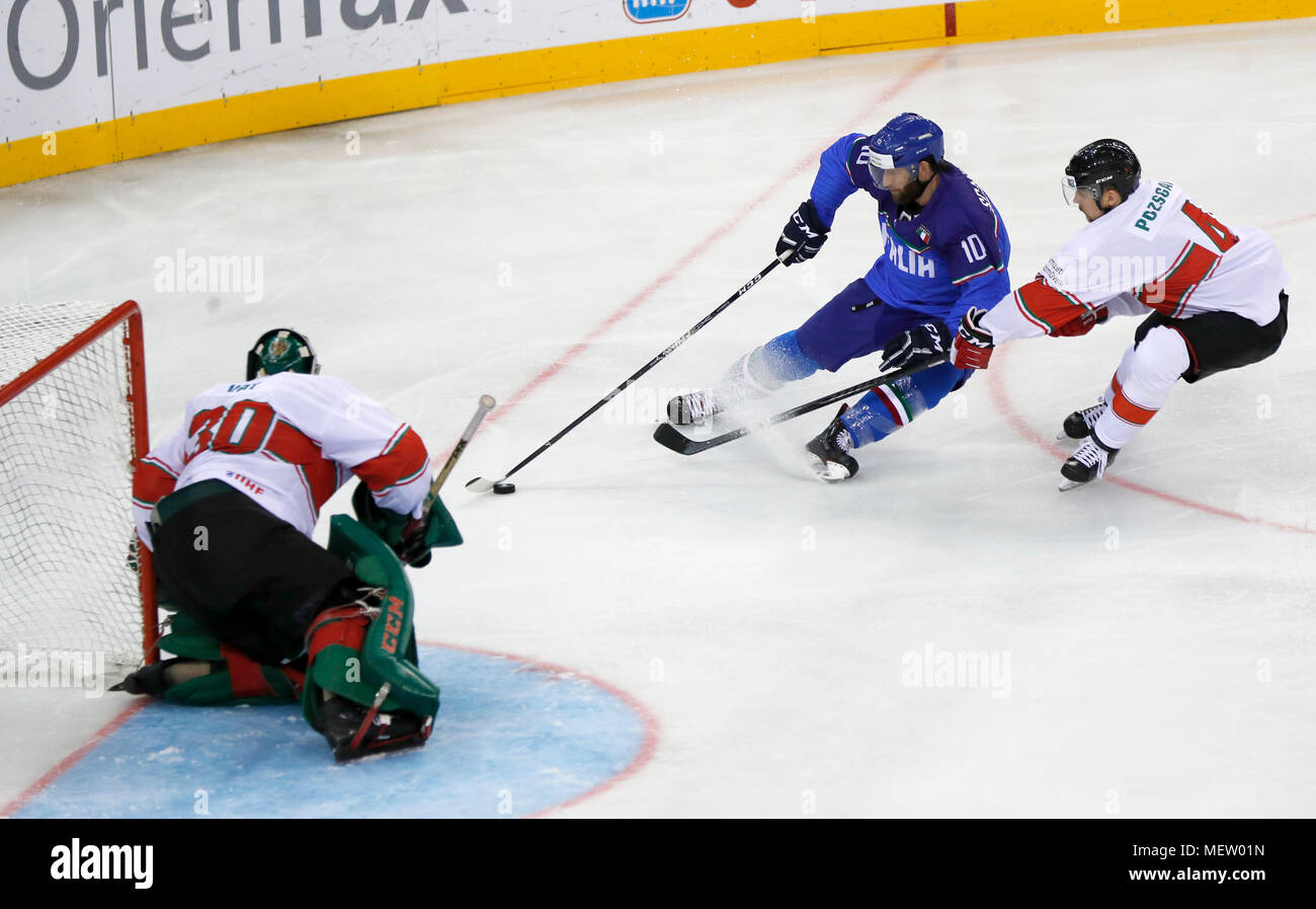 Budapest, Hongrie. Apr 23, 2018. (L-r) Adam Vay de Hongrie Giulio Scandella montres de l'Italie et Tamas Pozsgai de Hongrie au cours de la derrière 2018 Championnat du monde de hockey 2009 Division I GROUPE A match entre l'Italie et la Hongrie à Laszlo Papp Budapest Sports Arena le 23 avril 2018 à Budapest, Hongrie. Credit : Laszlo Szirtesi/Alamy Live News Banque D'Images