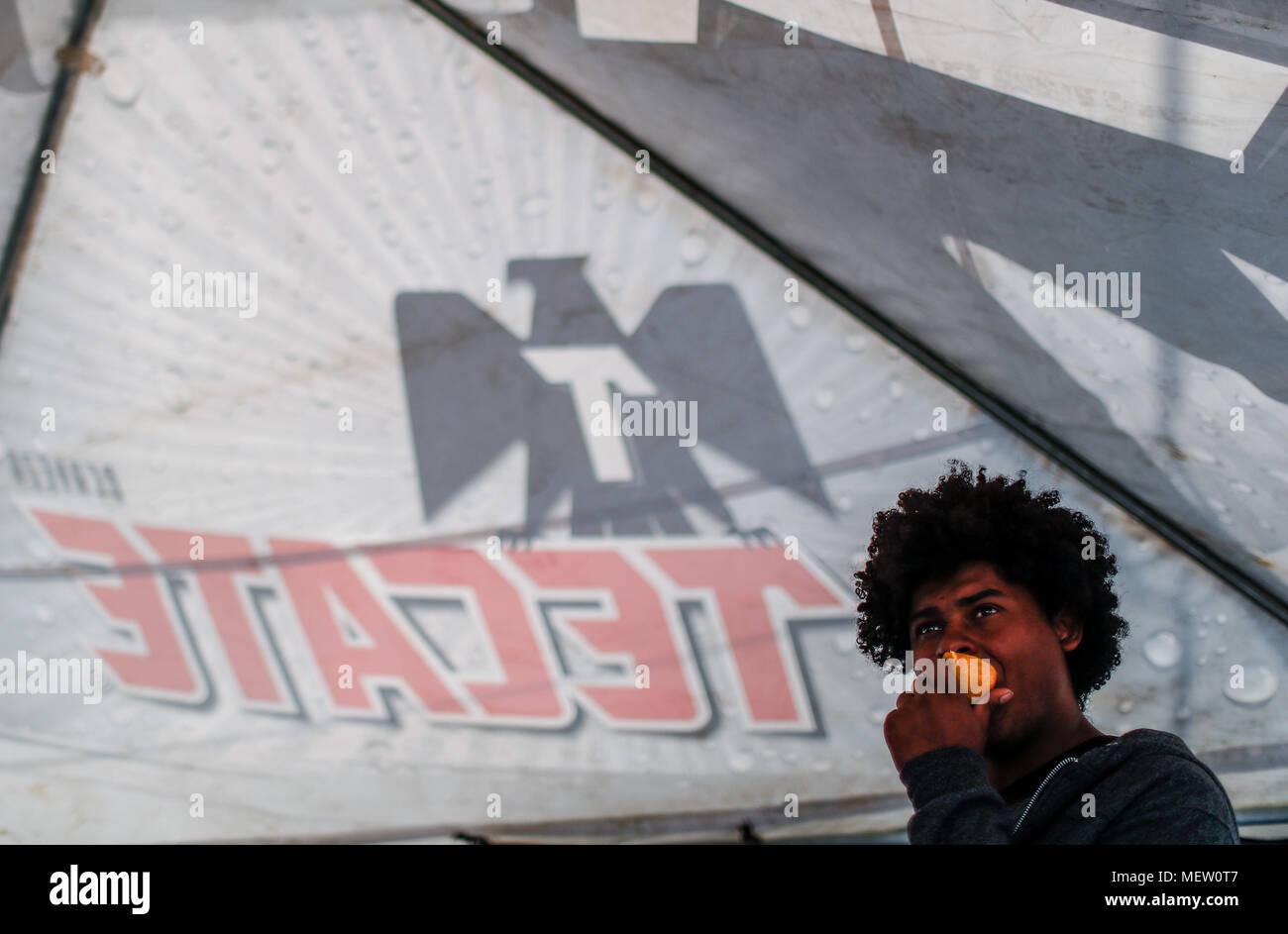 Kino, au Mexique. Apr 23, 2018. Donald Trump, président des États-Unis, se poursuit avec son plan lundi pour stopper l'immigration en provenance du Mexique, compte tenu de cette position, la Caravane du migrant a protesté avec une marche aujourd'hui sur le boulevard Kino, dans le nord du Mexique .. Cette demi-journée de la Caravane a terminé deux jours après leur arrivée à Hermosillo, où ils ont reçu de l'aide de la Croix-Rouge, de la société civile et d'autres organisations autour de 600 migrants venus de différents pays d'Amérique centrale par la Croix-Rouge et la société civile. Credit : NortePhoto.com/Alamy Live News Banque D'Images