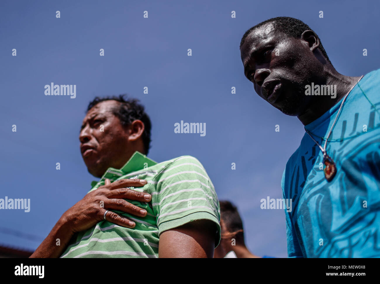 Kino, au Mexique. Apr 23, 2018. Donald Trump, président des États-Unis, se poursuit avec son plan lundi pour stopper l'immigration en provenance du Mexique, compte tenu de cette position, la Caravane du migrant a protesté avec une marche aujourd'hui sur le boulevard Kino, dans le nord du Mexique .. Cette demi-journée de la Caravane a terminé deux jours après leur arrivée à Hermosillo, où ils ont reçu de l'aide de la Croix-Rouge, de la société civile et d'autres organisations autour de 600 migrants venus de différents pays d'Amérique centrale par la Croix-Rouge et la société civile. Credit : NortePhoto.com/Alamy Live News Banque D'Images