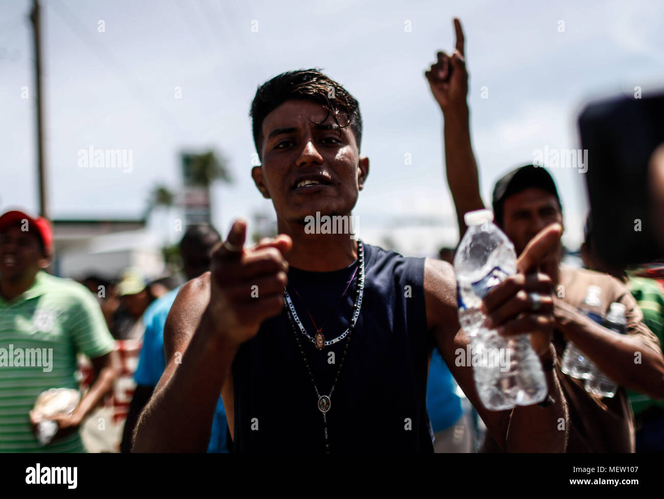 Kino, au Mexique. Apr 23, 2018. Donald Trump, président des États-Unis, se poursuit avec son plan lundi pour stopper l'immigration en provenance du Mexique, compte tenu de cette position, la Caravane du migrant a protesté avec une marche aujourd'hui sur le boulevard Kino, dans le nord du Mexique .. Cette demi-journée de la Caravane a terminé deux jours après leur arrivée à Hermosillo, où ils ont reçu de l'aide de la Croix-Rouge, de la société civile et d'autres organisations autour de 600 migrants venus de différents pays d'Amérique centrale par la Croix-Rouge et la société civile. Credit : NortePhoto.com/Alamy Live News Banque D'Images