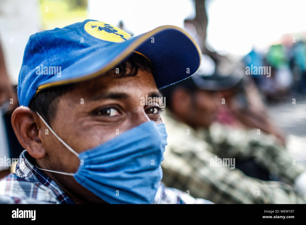 Kino, au Mexique. Apr 23, 2018. Donald Trump, président des États-Unis, se poursuit avec son plan lundi pour stopper l'immigration en provenance du Mexique, compte tenu de cette position, la Caravane du migrant a protesté avec une marche aujourd'hui sur le boulevard Kino, dans le nord du Mexique .. Cette demi-journée de la Caravane a terminé deux jours après leur arrivée à Hermosillo, où ils ont reçu de l'aide de la Croix-Rouge, de la société civile et d'autres organisations autour de 600 migrants venus de différents pays d'Amérique centrale par la Croix-Rouge et la société civile. Credit : NortePhoto.com/Alamy Live News Banque D'Images