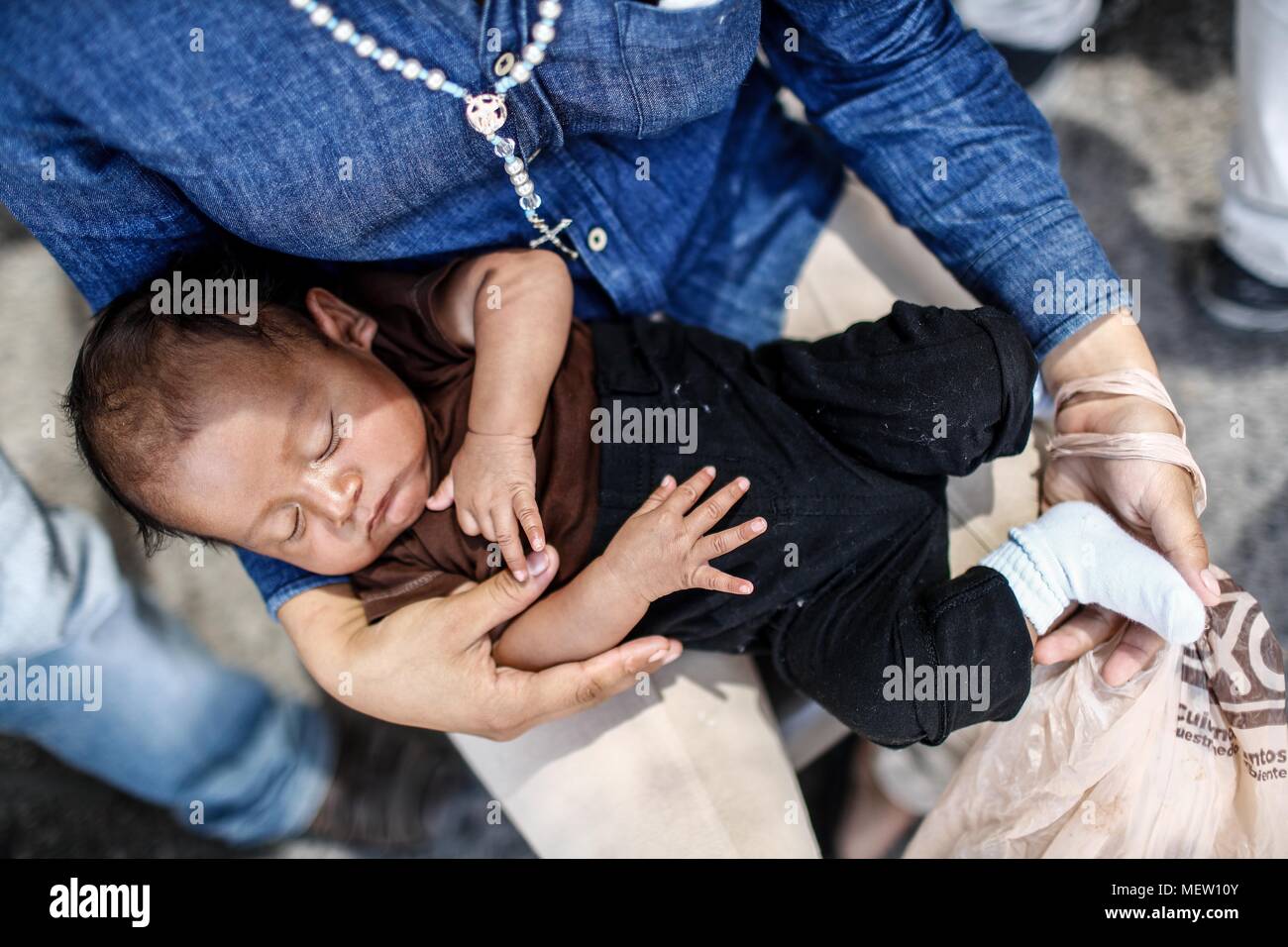 Kino, au Mexique. Apr 23, 2018. Donald Trump, président des États-Unis, se poursuit avec son plan lundi pour stopper l'immigration en provenance du Mexique, compte tenu de cette position, la Caravane du migrant a protesté avec une marche aujourd'hui sur le boulevard Kino, dans le nord du Mexique .. Cette demi-journée de la Caravane a terminé deux jours après leur arrivée à Hermosillo, où ils ont reçu de l'aide de la Croix-Rouge, de la société civile et d'autres organisations autour de 600 migrants venus de différents pays d'Amérique centrale par la Croix-Rouge et la société civile. Credit : NortePhoto.com/Alamy Live News Banque D'Images