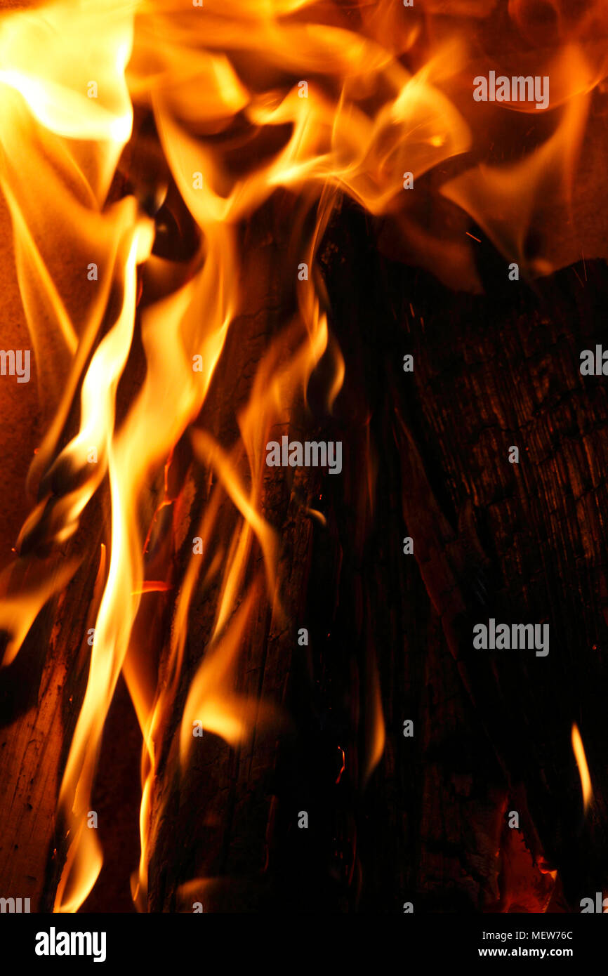 Des flammes rouges sont l'augmentation de la combustion de bois dans une cheminée Banque D'Images Des flammes rouges sont l'augmentation de la combustion de bois dans une cheminée Banque D'Images
