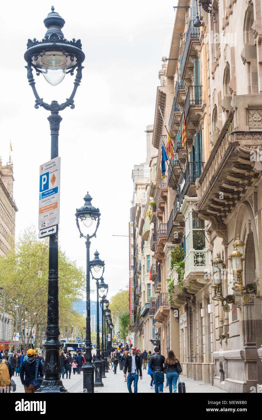 Une ligne de lampson street une rue dans le quartier gothique de Barcelone en Espagne. Banque D'Images