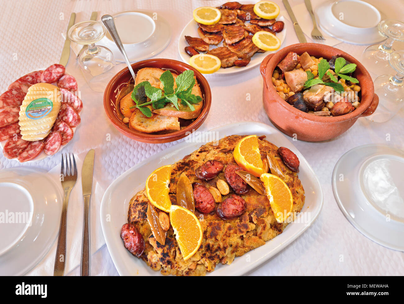 Table de restaurant avec des plats différents et campagne régionale gastronomie Banque D'Images