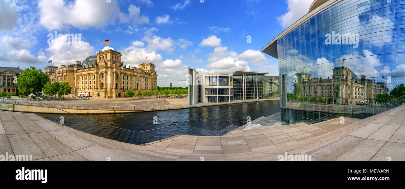 Berlin, vue panoramique de l'ancienne et moderne des bâtiments du Bundestag sur rivière Spree, Allemagne Banque D'Images