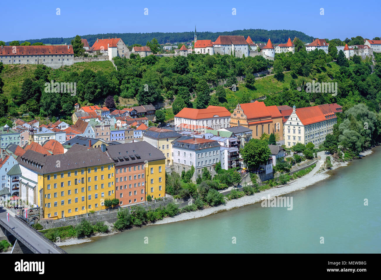 La vieille ville et du château de Burghausen sur la rivière Salzach, frontière avec l'Autriche, l'Allemagne. Château de Burghausen est le plus long château du monde. Banque D'Images La vieille ville et du château de Burghausen sur la rivière Salzach, frontière avec l'Autriche, l'Allemagne. Château de Burghausen est le plus long château du monde. Banque D'Images