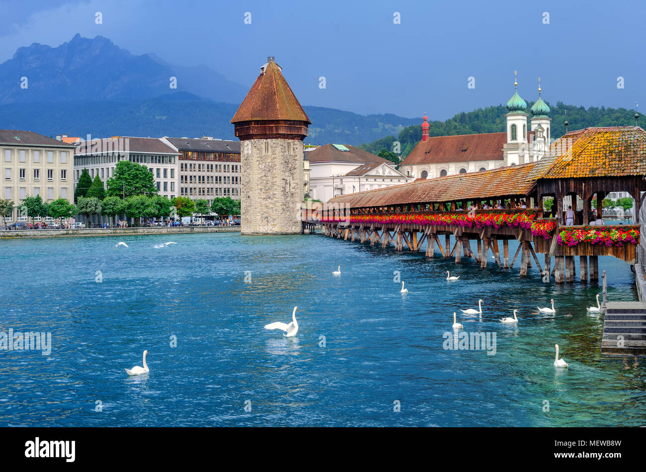Chapelle en bois historique pont sur la rivière Reuss, stone Water Tower et le Mont Pilate dans la vieille ville de Lucerne, Suisse Banque D'Images