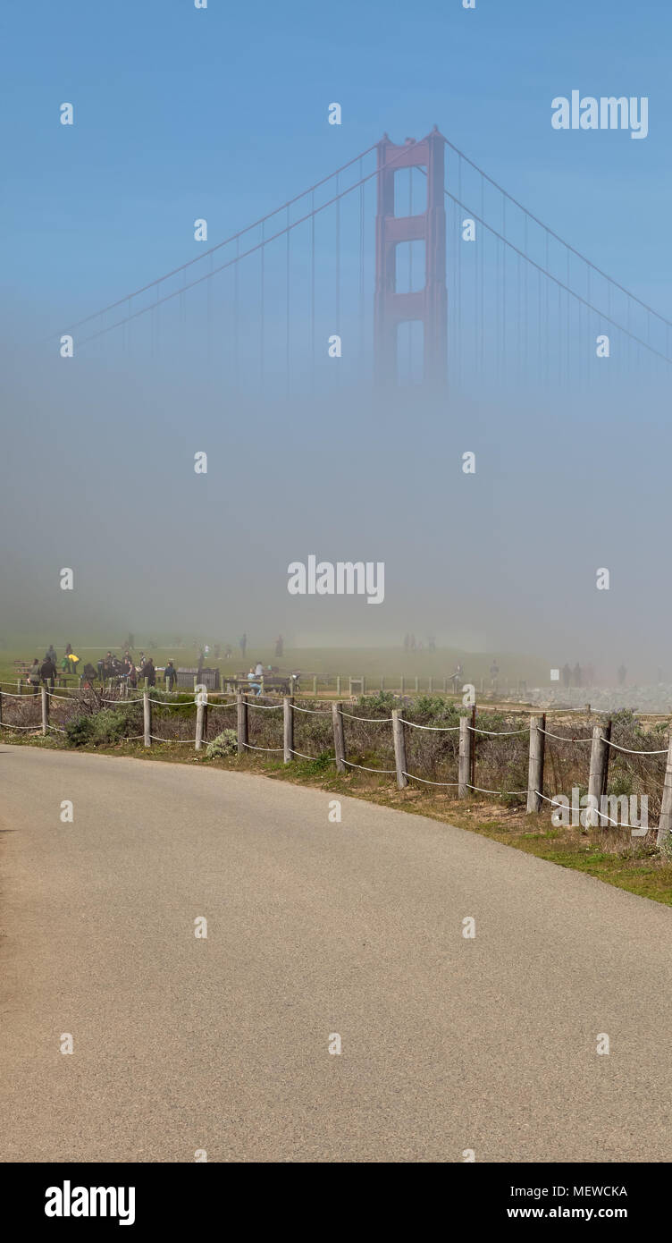 Vue sur le Golden Gate Bridge, lentement visible comme le brouillard a commencé à éclaircir, de Crissy Field à San Francisco, Californie, États-Unis. Banque D'Images