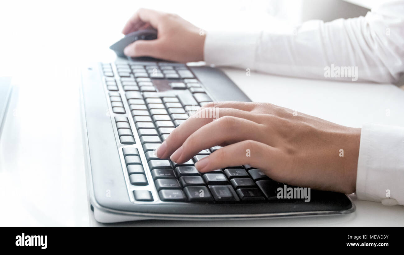 Libre De Droit De Jeune Femme A L Aide Du Clavier De L Ordinateur Au Bureau Photo Stock Alamy