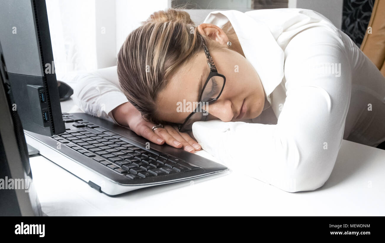 Libre De Droit De Jeune Femme Etait Fatigue De Dormir Sur 24 At Office Photo Stock Alamy