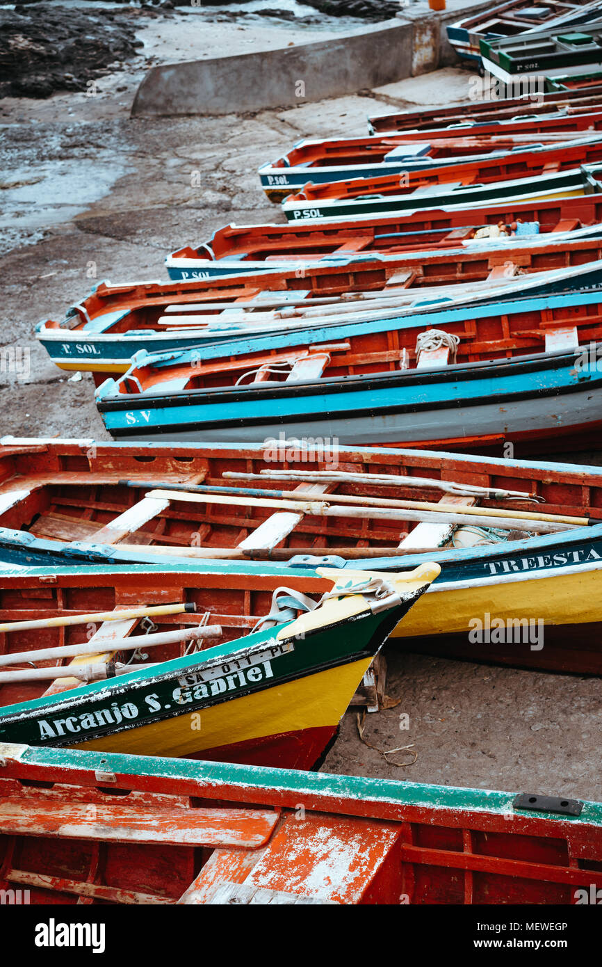 L'île de Santo Antao, CAP VERT - le 23 décembre 2017 : couleur vives traditionnels bateaux de pêche dans le port. Ponta do Sol Santo Antao Cape Verde Banque D'Images