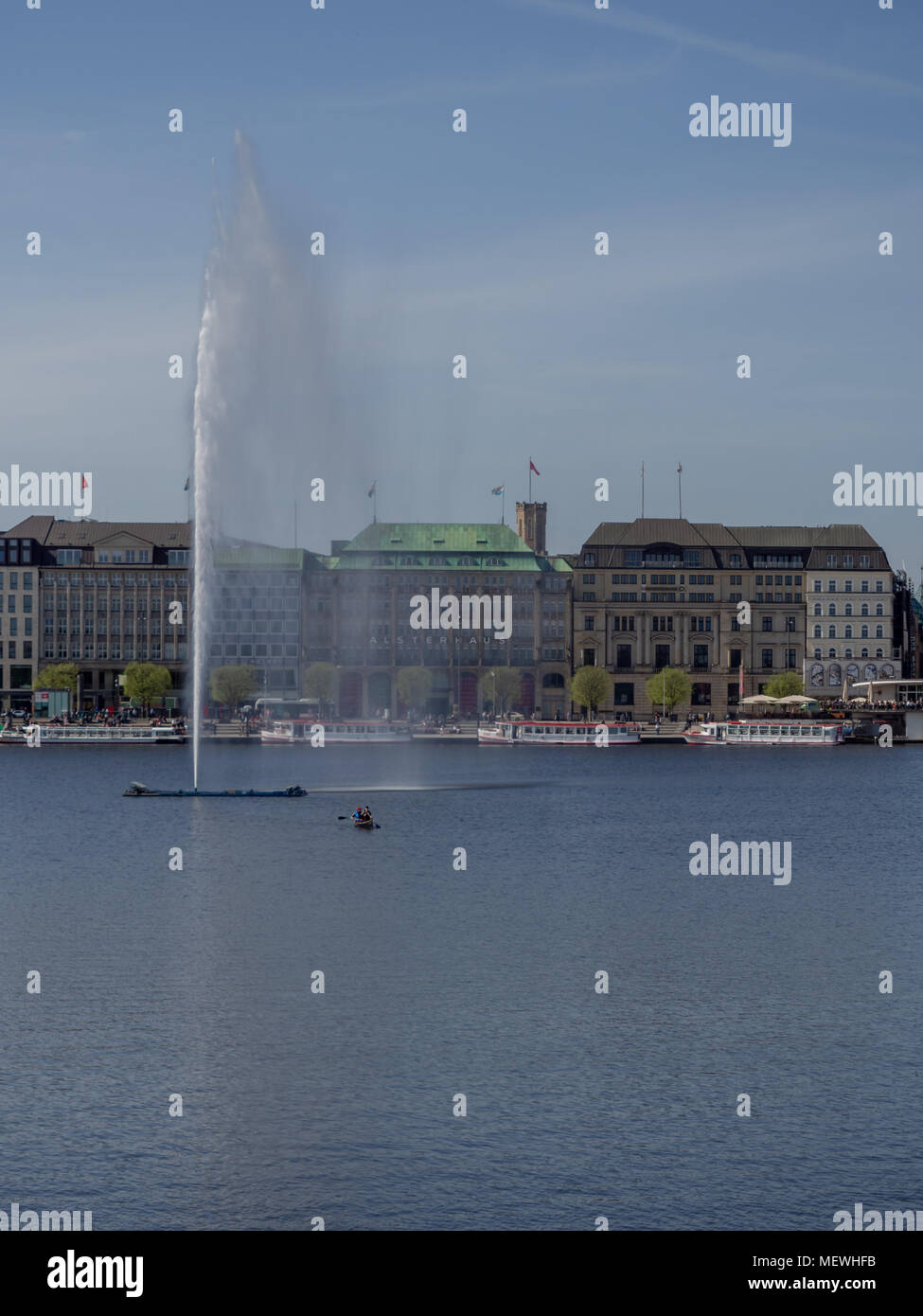 Hambourg, Allemagne - 22 Avril 2018 : journée ensoleillée à l'Alster à Hambourg, Allemagne et les gens profiter du soleil au printemps. Banque D'Images