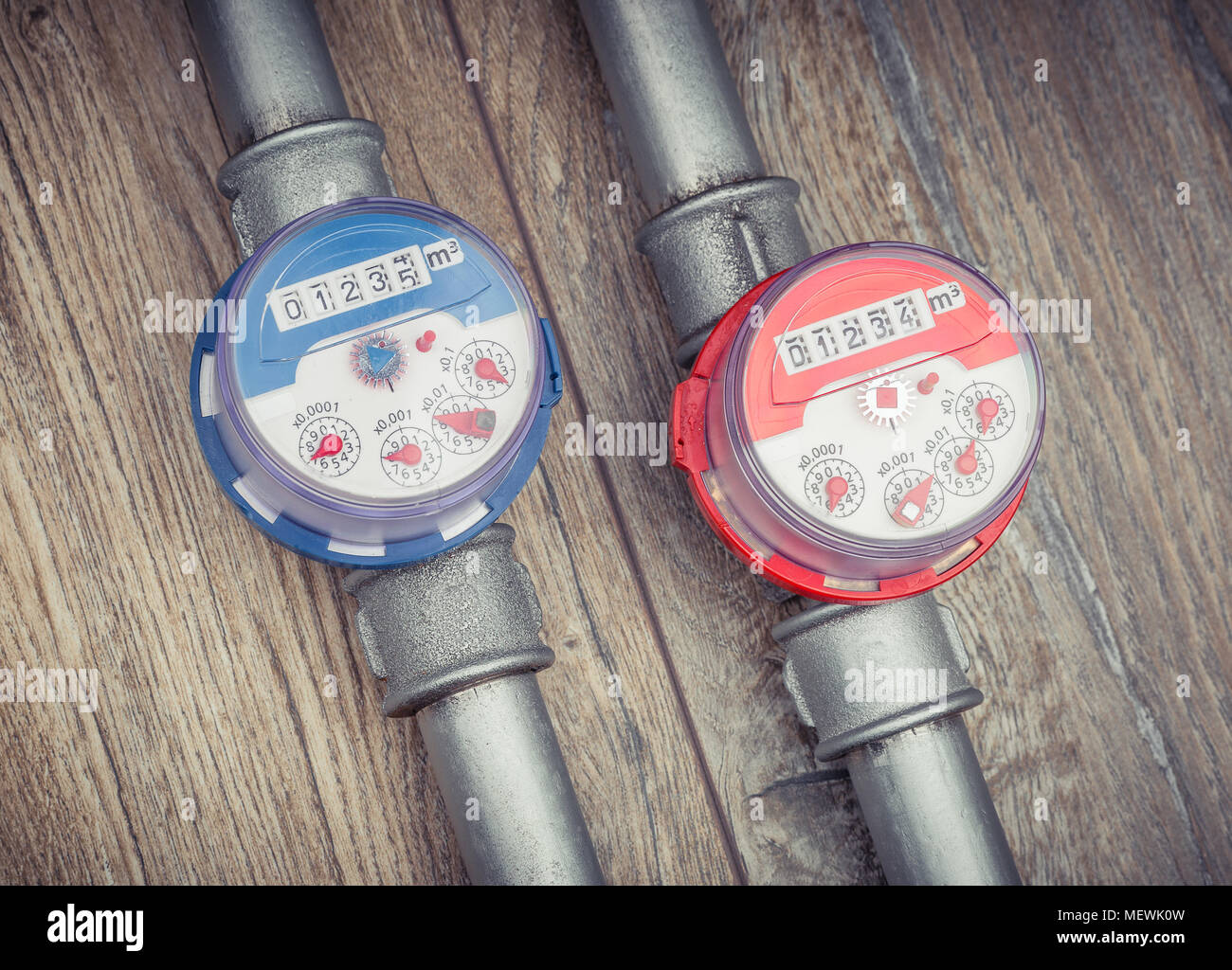 Des compteurs d'eau chaude et froide Photo Stock Alamy
