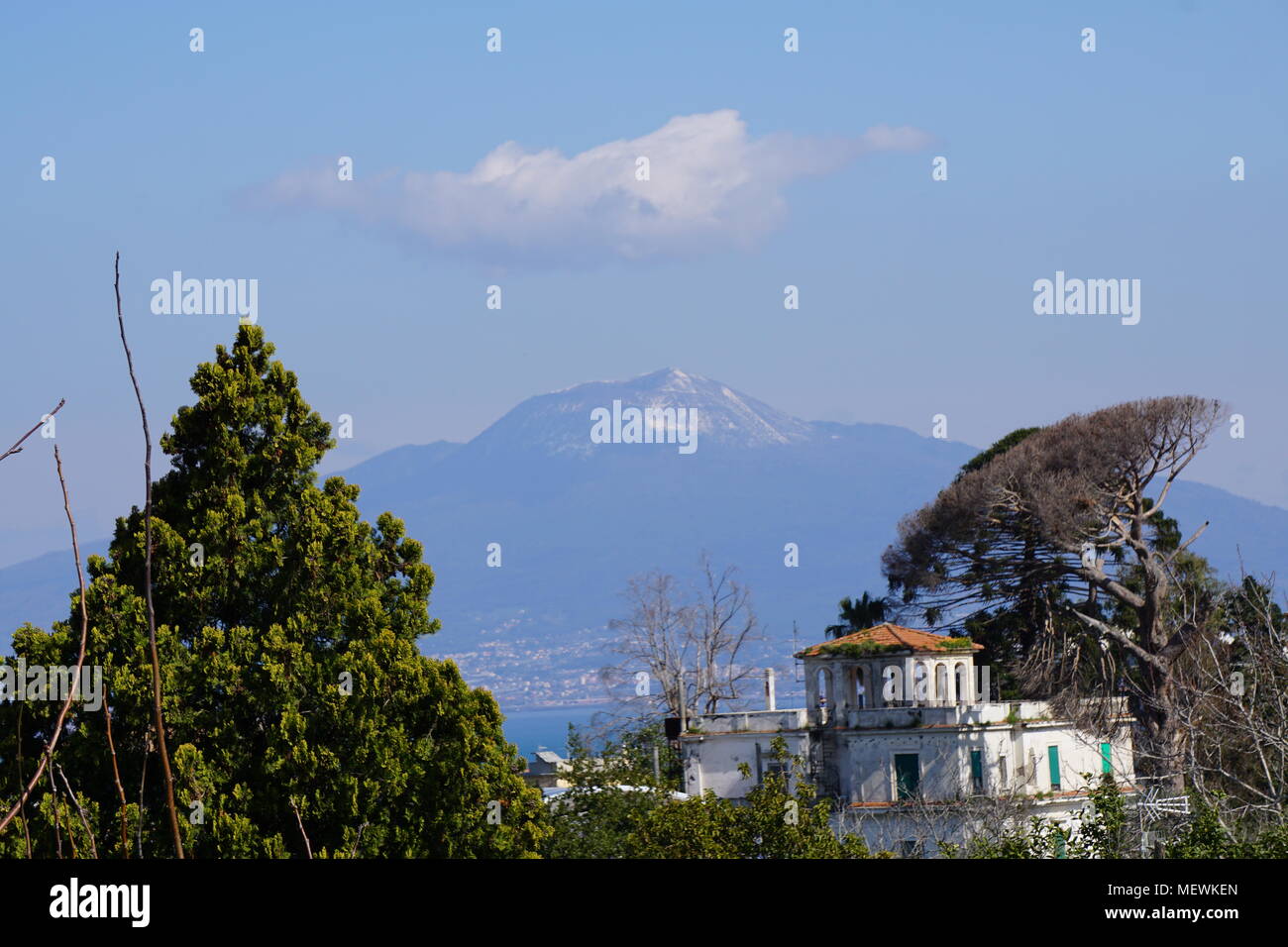 Vue sur le Mont Vésuve depuis Sorrente, Province de Salerne, Italie Banque D'Images