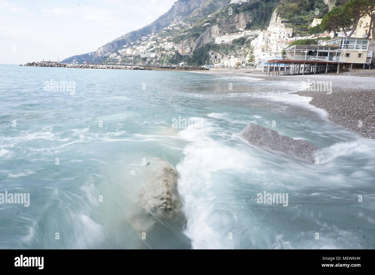 Mouvement de marée obtenues à l'aide d'une obturation lente, Amalfi, Côte Amalfitaine, Italie Banque D'Images