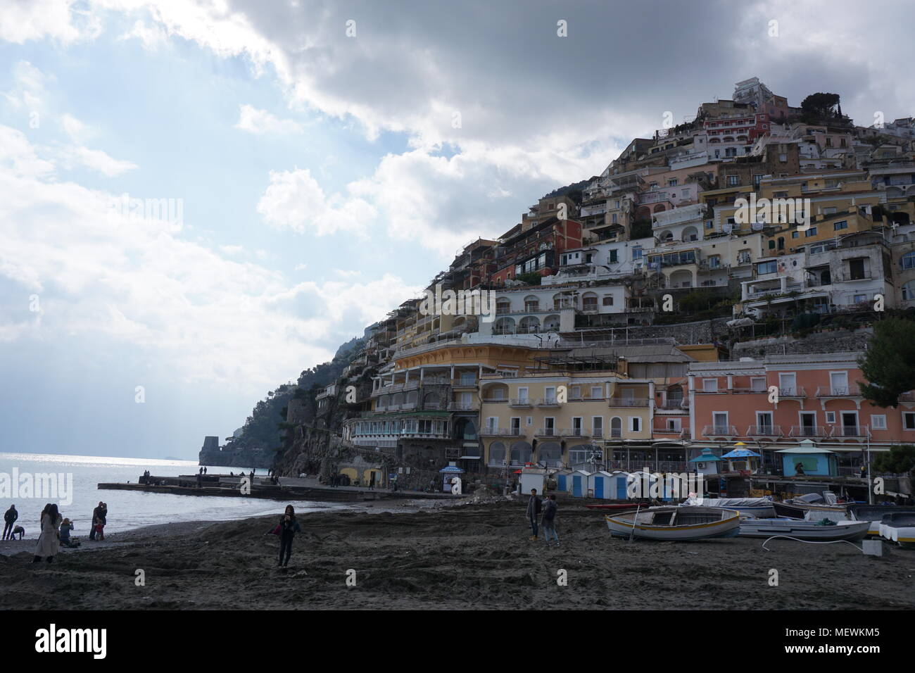Village perché de Positano sur la côte amalfitaine, Positano, Italie Banque D'Images