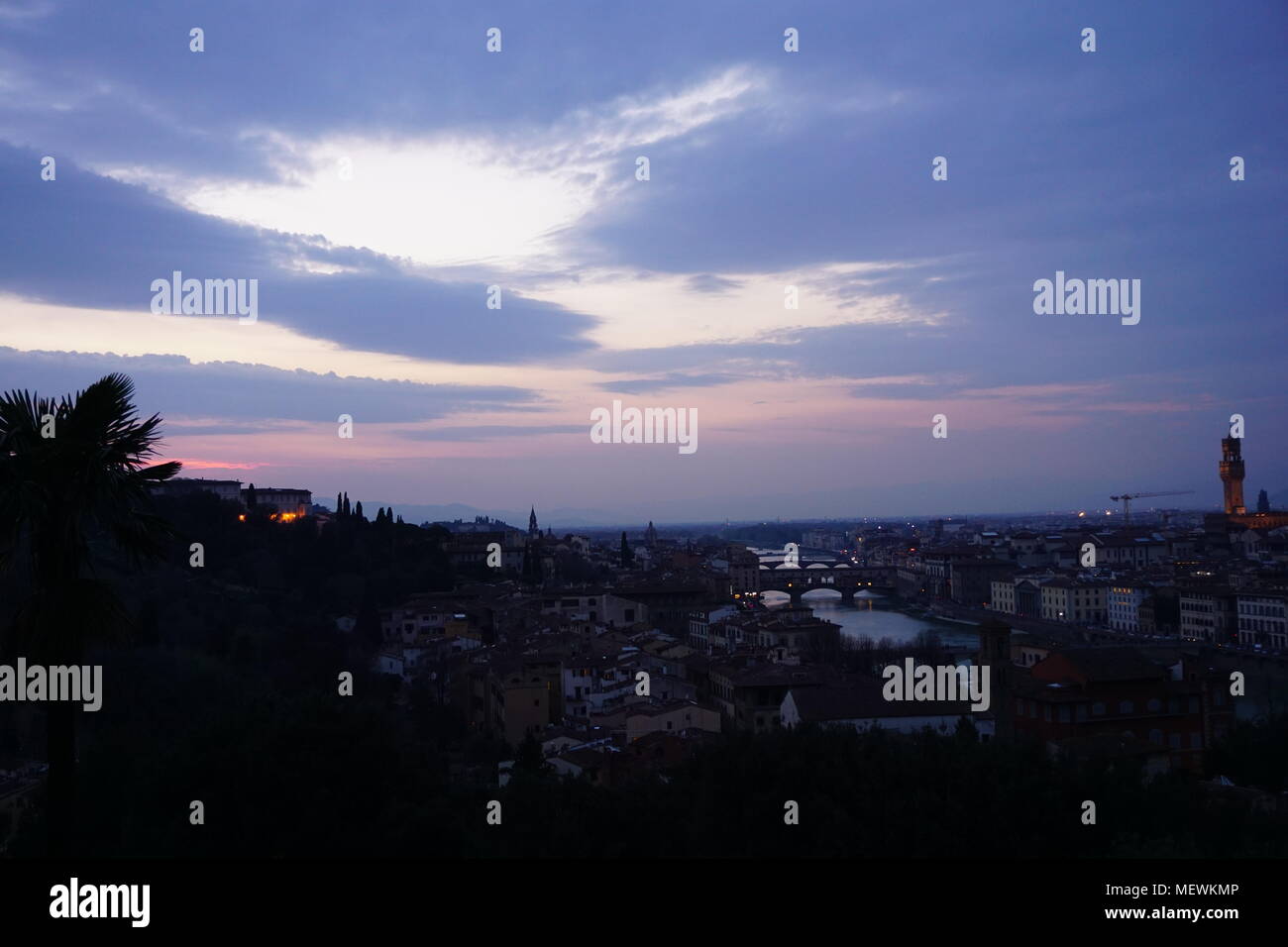 Beau ciel rouge au crépuscule sur la ville de Florence de la Piazzale Michelangelo, Florence, Italie Banque D'Images