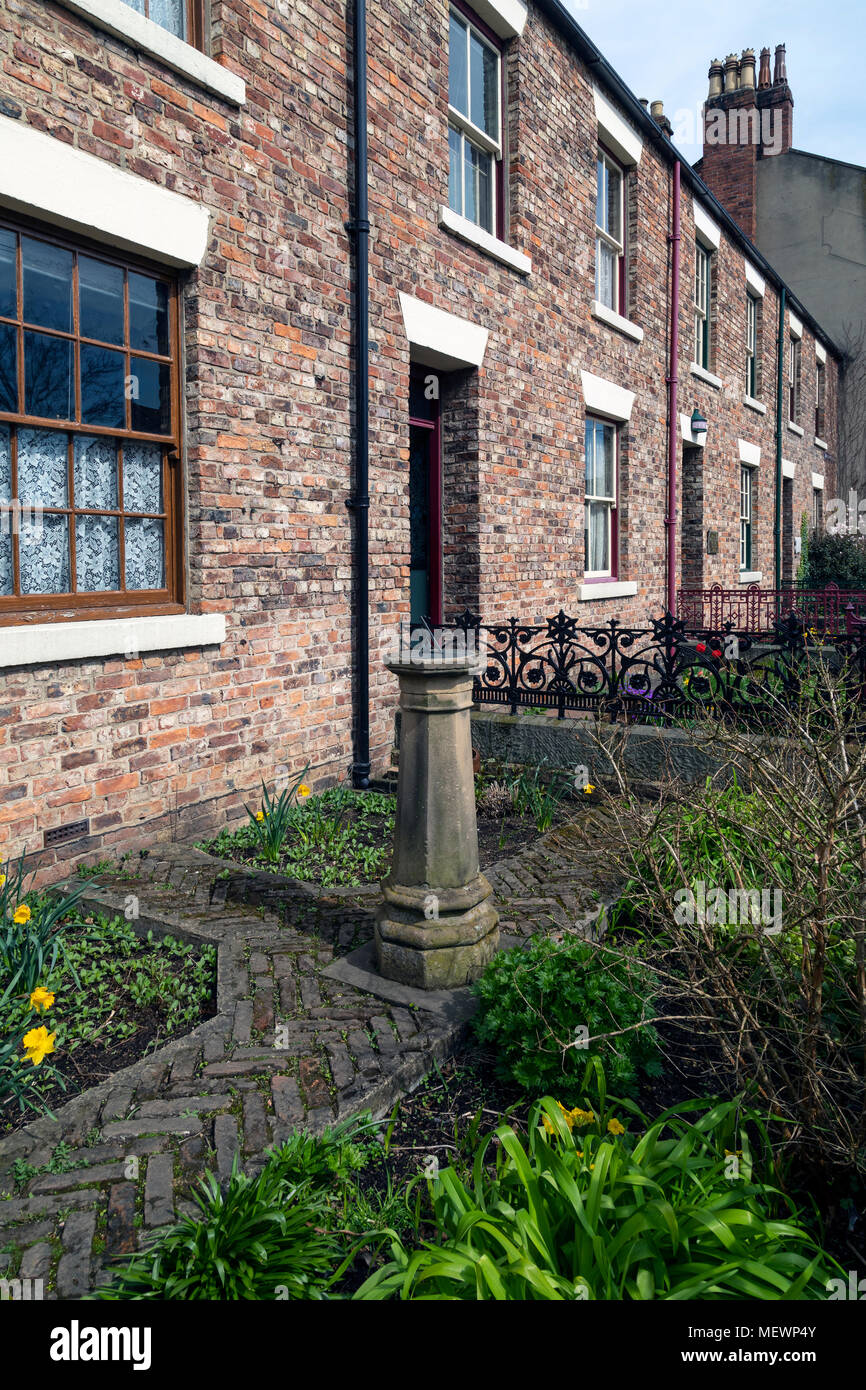 Une rangée de maisons mitoyennes ou d'une terrasse (UK) ou maison (US). Un style de logement à densité moyenne qui provient de l'Europe au 16ème siècle, où une r Banque D'Images