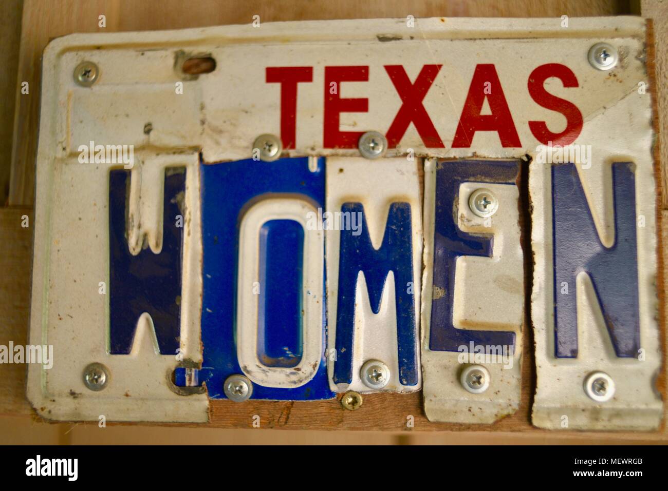 Metal 'Texas' Femmes bains signe avec parties de plaques d'immatriculation, au lieu de la musique country populaire et bar-saloon dans Luckenbach, Texas, USA. Banque D'Images