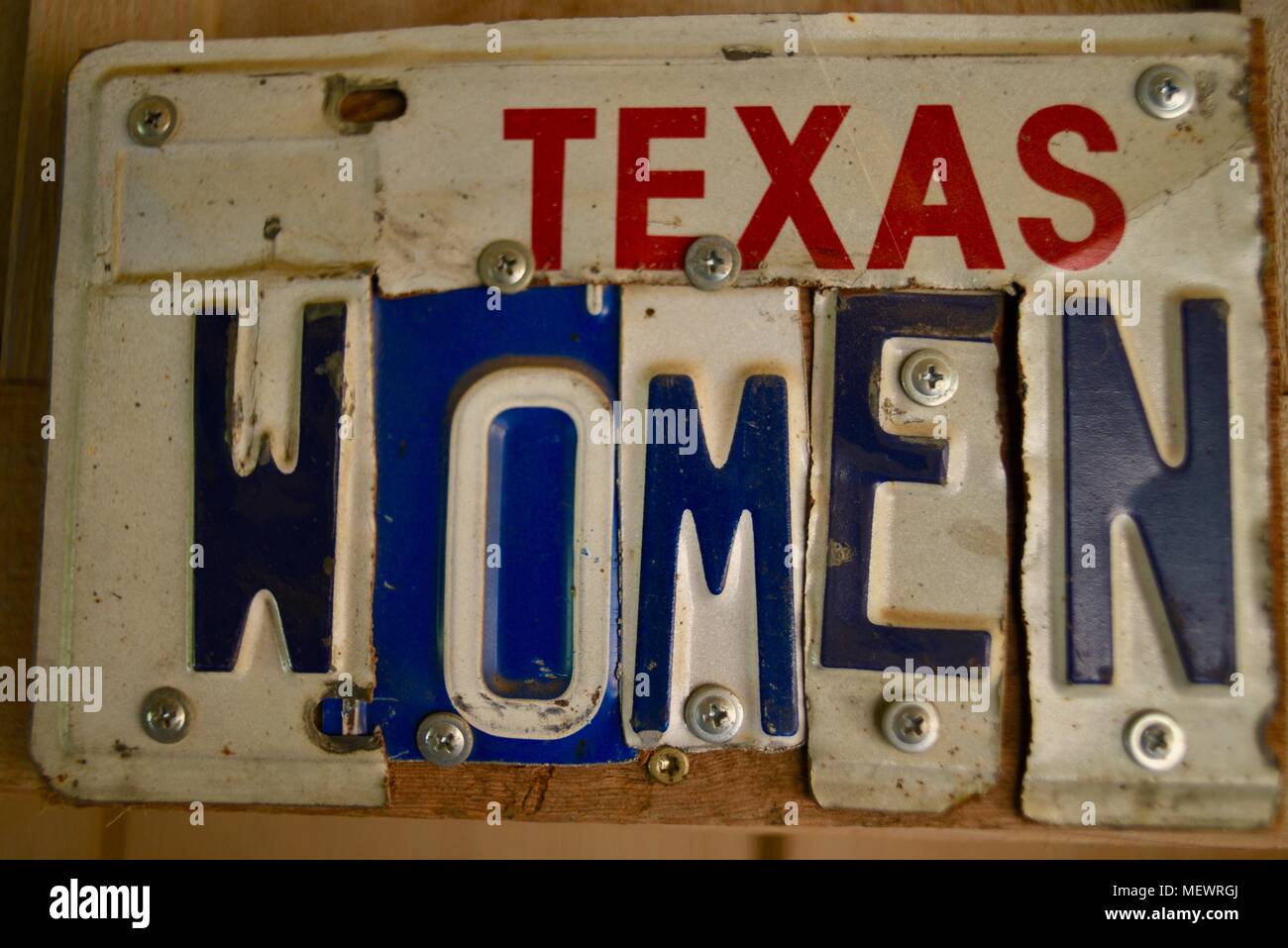 Metal 'Texas' Femmes bains signe avec parties de plaques d'immatriculation, au lieu de la musique country populaire et bar-saloon dans Luckenbach, Texas, USA. Banque D'Images