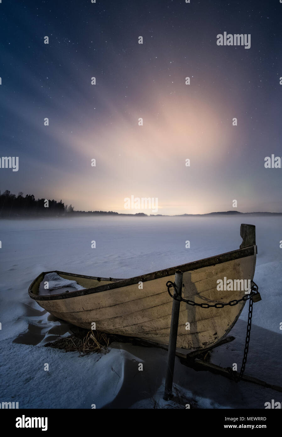 Paysage paysage avec bateau en bois et moody atmosphère à nuit d'hiver en Finlande Banque D'Images